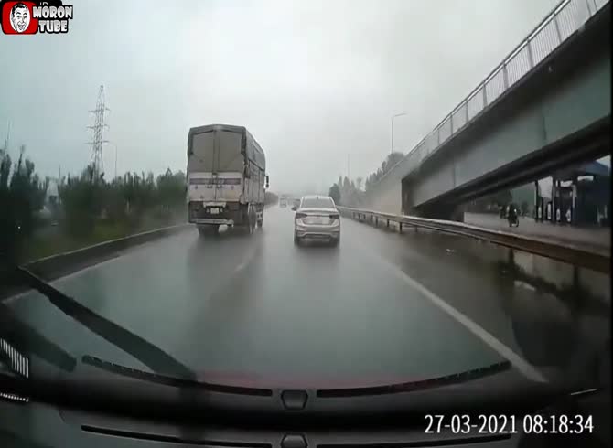 Video :She crosses the street in any direction and almost dies